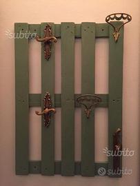 Appendiabiti da parete con pallet riciclato