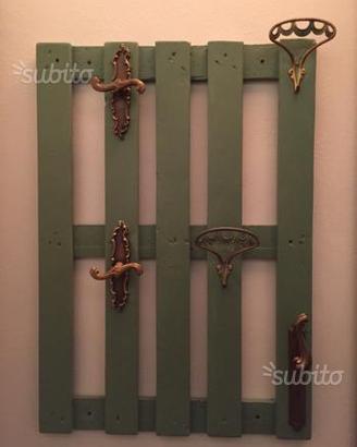 Appendiabiti da parete con pallet riciclato