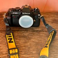 Nikon F-301 solo corpo piu flash