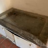 Acquaio antico in pietra