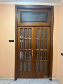Porta in legno con vetri