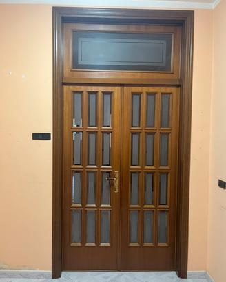Porta in legno con vetri