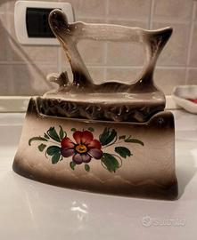 Ferro da stiro antico ceramica dipinto a mano 