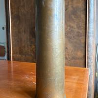 Vaso di metallo ottenuto da bomba