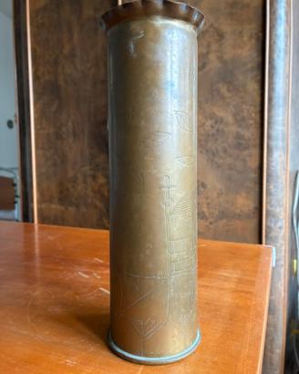 Vaso di metallo ottenuto da bomba