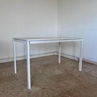 Scrivania bianca da ufficio