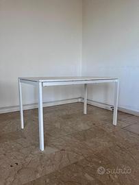 Scrivania bianca da ufficio