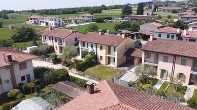 Villetta bifamiliare al grezzo avanzato con giardi