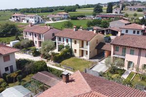 Villetta bifamiliare al grezzo avanzato con giardi