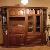 Parete attrezzata in stile classico, finitura noce