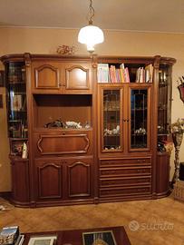 Parete attrezzata in stile classico, finitura noce