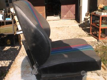 Sedile trattore con molleggio e regolazione altezz