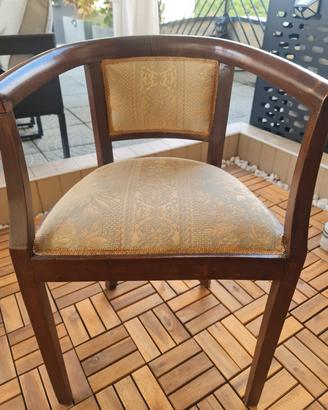 Poltroncina a pozzetto in stile Liberty