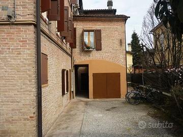 MODENA Via Giardini App.to Arredato con posto auto