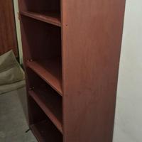 Mobiletto in legno con ripiani