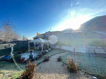 VILLA A SCHIERA A TRANA