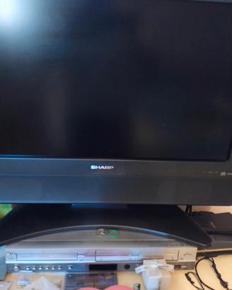 televisore e lettore DVD e VHS