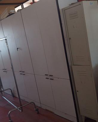 Vendere scaffali e armadi