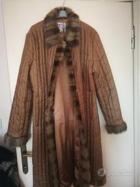 Cappotto elegante lucido marroncino e pelo