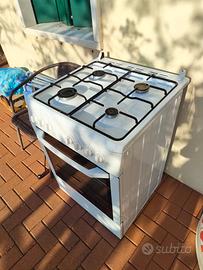 Cucina a Gas 4 Fuochi Forno Elettrico Beko