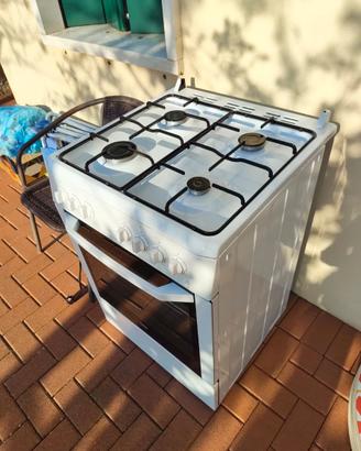 Cucina a Gas 4 Fuochi Forno Elettrico Beko