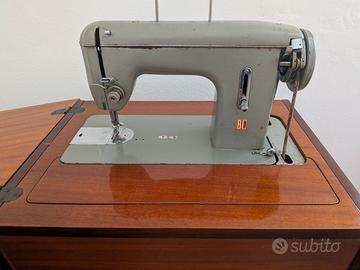 Macchina da cucire vintage a scomparsa in mobile
