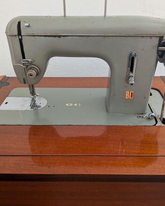Macchina da cucire vintage a scomparsa in mobile