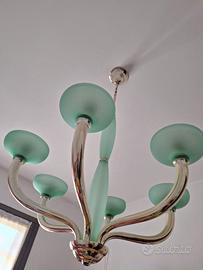 Lampadario di design verde e lampada da tavolo