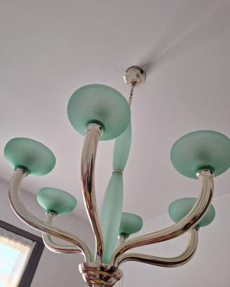 Lampadario di design verde e lampada da tavolo