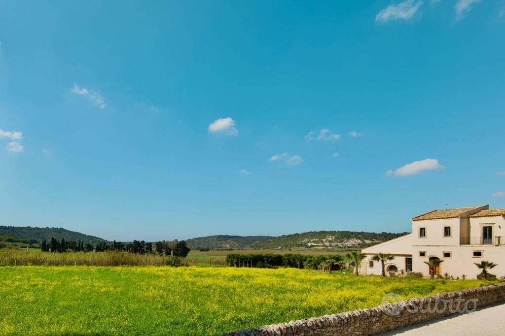Rustico / Casale di 2300 m² con più di 5 locali a - Vista 2
