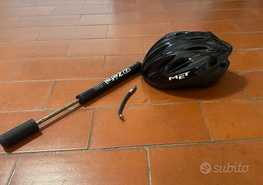 Bicicletta, casco, pompa sport
