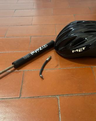 Bicicletta, casco, pompa sport