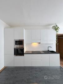 Cucina moderna completa di elettrodomestici