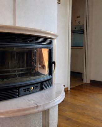 Camino Palazzetti con rivestimento in marmo