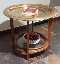 Tavolino stile etnico in ottone, legno e vetro.