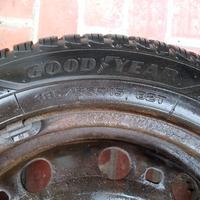 4 cerchi in ferro usati da 15". 5 fori.