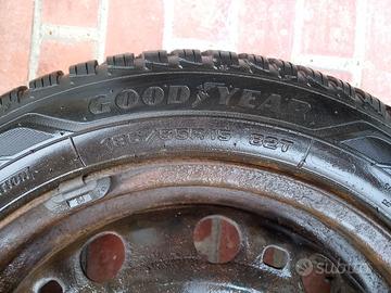 4 cerchi in ferro usati da 15". 5 fori.