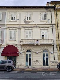 Palazzo / Stabile di 600 m² con più di 5 locali a 