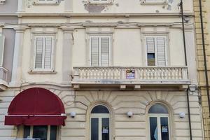 Palazzo / Stabile di 600 m² con più di 5 locali a 