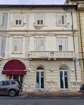 Palazzo / Stabile di 600 m² con più di 5 locali a 