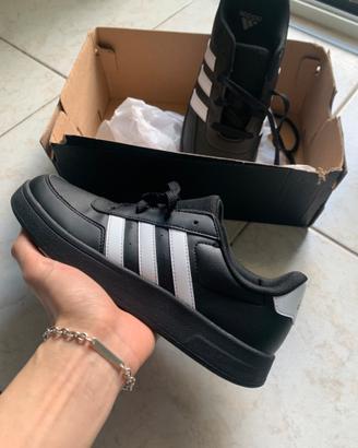 Scarpe adidas nere e bianche