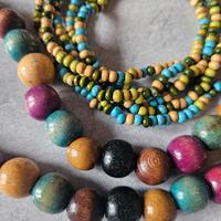 parure di due collane di legno leggero e finemente