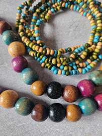 parure di due collane di legno leggero e finemente