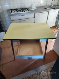 Tavolo vintage anni 50 giallo