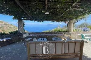 Villa di 366 m² con più di 5 locali e box auto a L