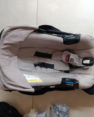 Passeggino e ovetto auto Doona +Isofix