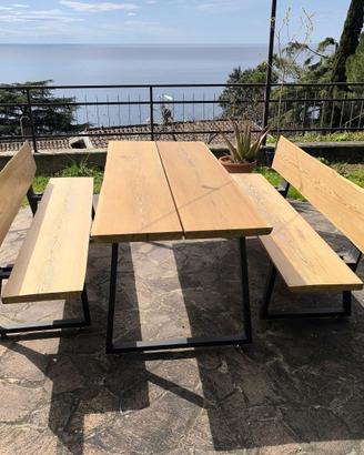 Tavolo e panche da giardino in legno di larice
