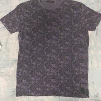 maglietta t-shirt colorata con disegni sopra