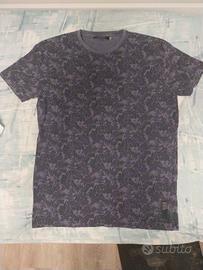 maglietta t-shirt colorata con disegni sopra