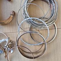 Lotto bracciali e anelli